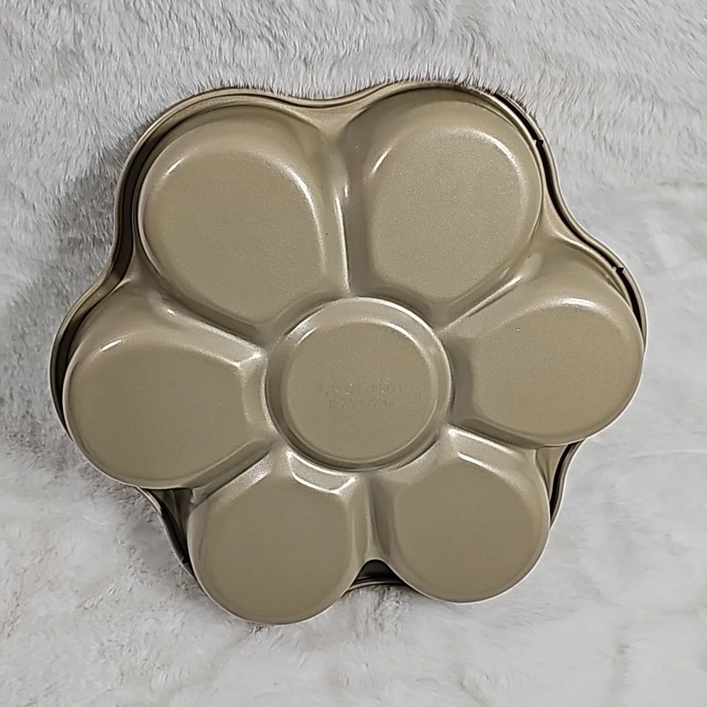 Crofton Flower Cake Pan